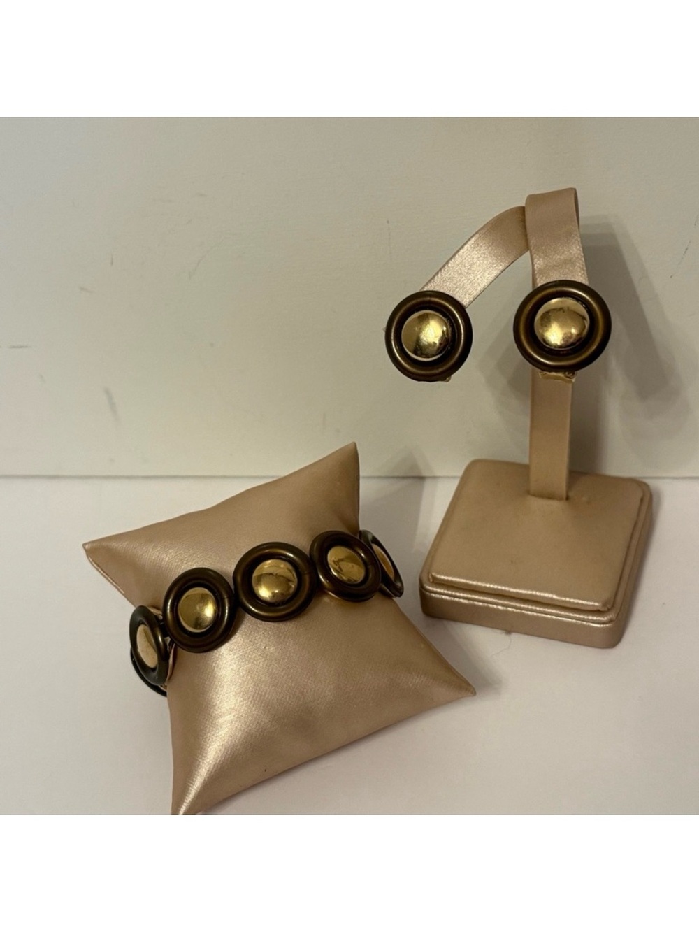 CROWN TRIFARI SET BRACELET CLIP EARRINGS GOLD TONE DISCS BROWN THERMOSET CIRCLES